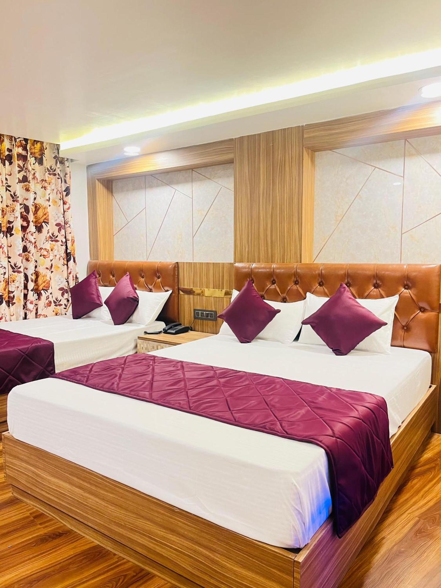 Luxury Stay At Hotel Broadway Boutique Mall Road Chowrasta Near Mahakal Temple ดาร์จีลิง ภายนอก รูปภาพ