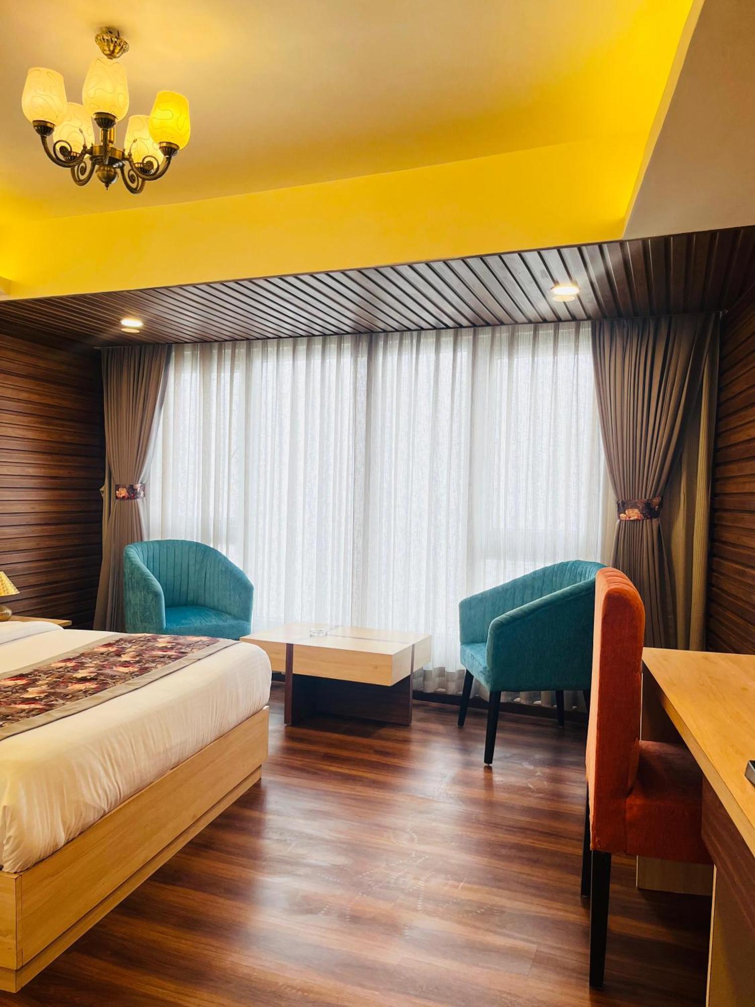 Luxury Stay At Hotel Broadway Boutique Mall Road Chowrasta Near Mahakal Temple ดาร์จีลิง ภายนอก รูปภาพ