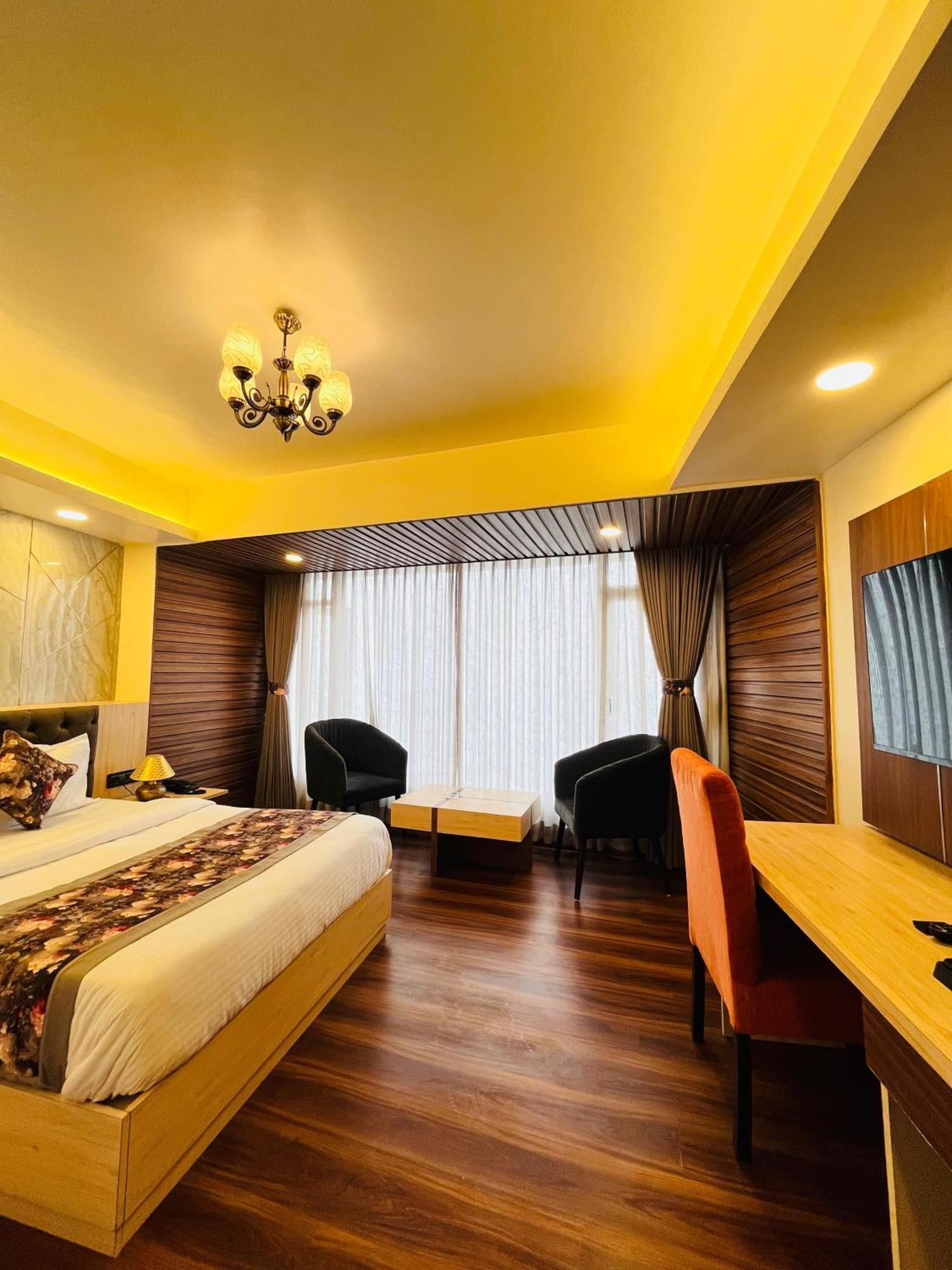Luxury Stay At Hotel Broadway Boutique Mall Road Chowrasta Near Mahakal Temple ดาร์จีลิง ภายนอก รูปภาพ