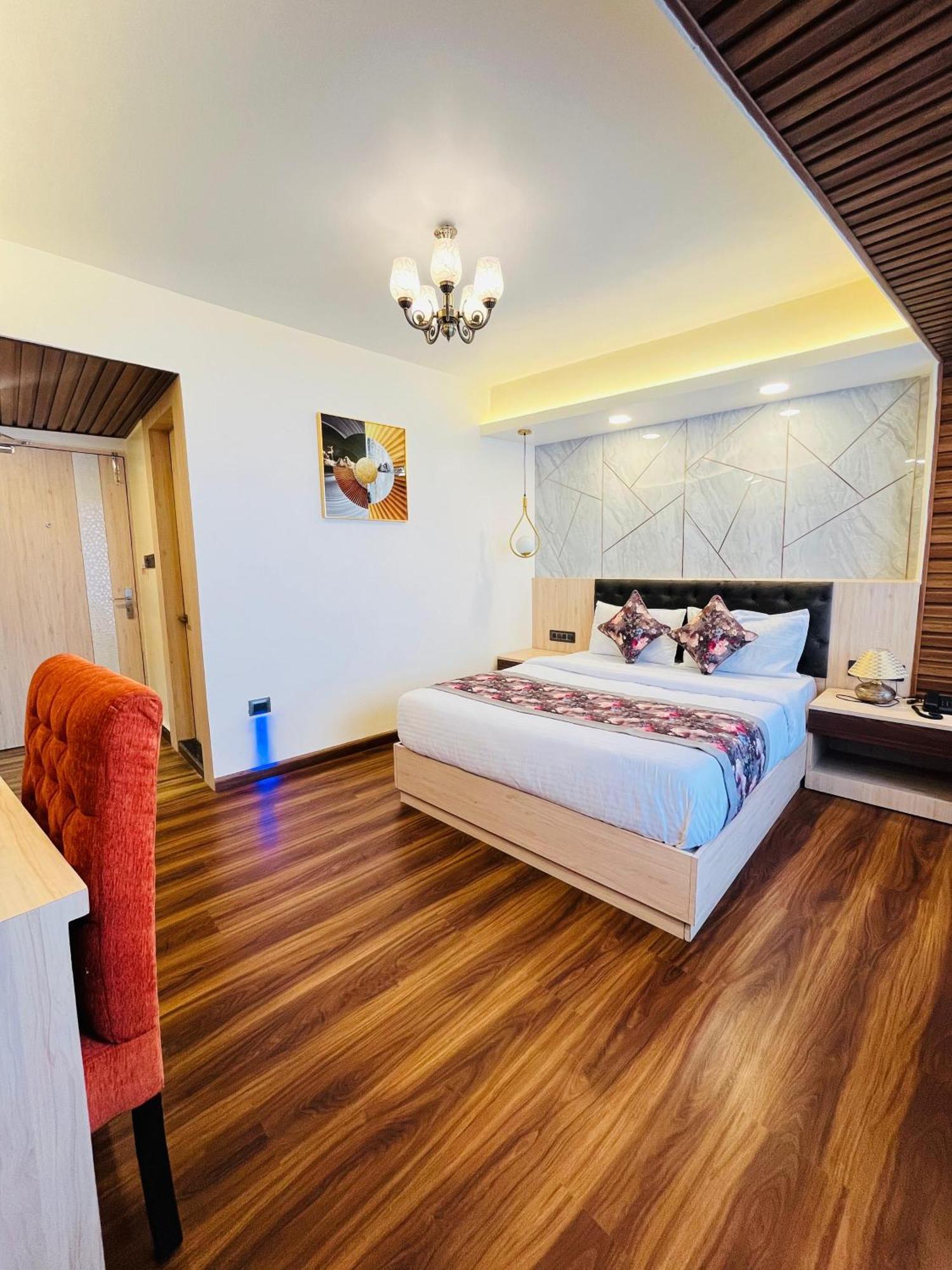 Luxury Stay At Hotel Broadway Boutique Mall Road Chowrasta Near Mahakal Temple ดาร์จีลิง ภายนอก รูปภาพ