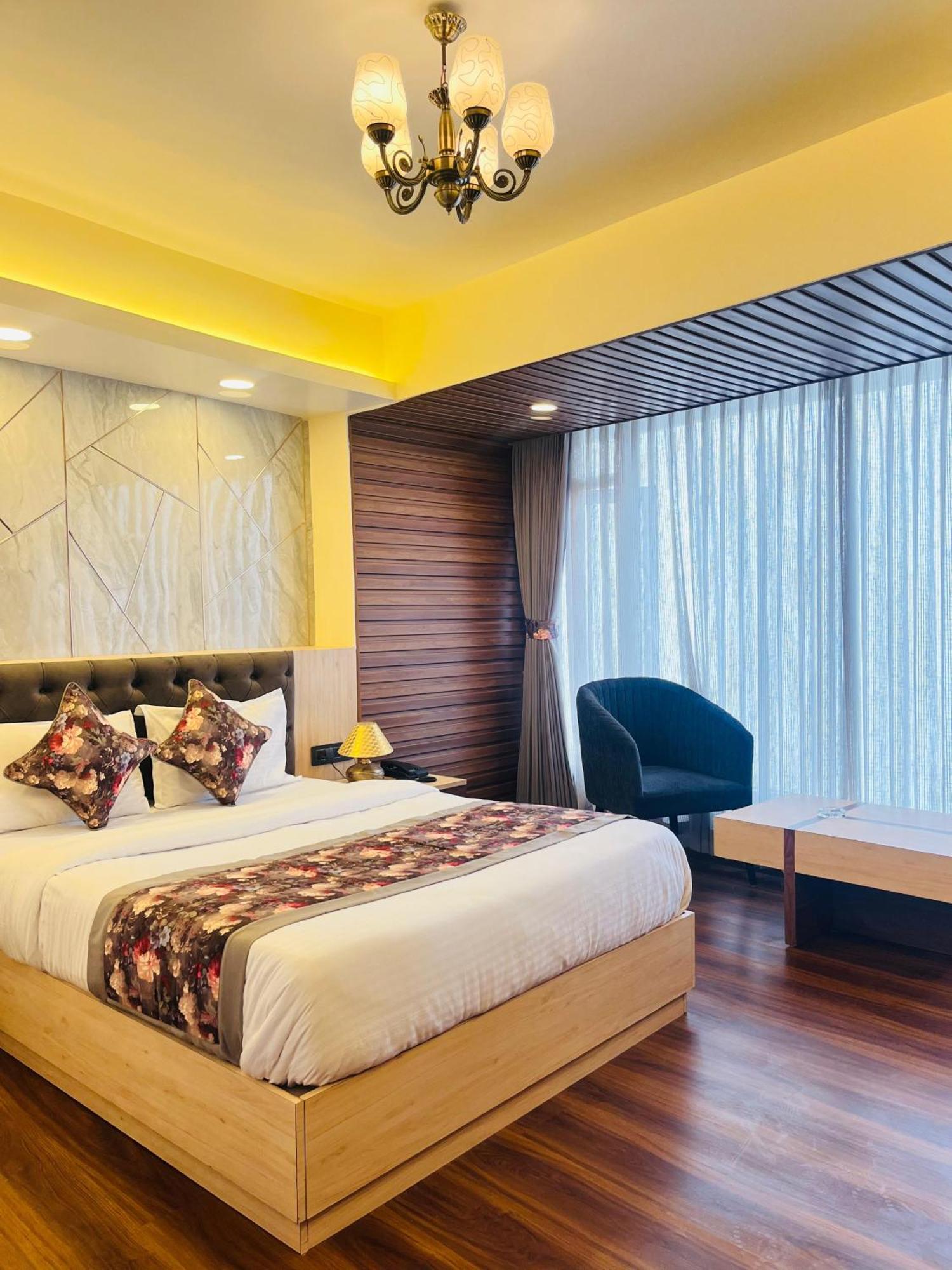 Luxury Stay At Hotel Broadway Boutique Mall Road Chowrasta Near Mahakal Temple ดาร์จีลิง ภายนอก รูปภาพ