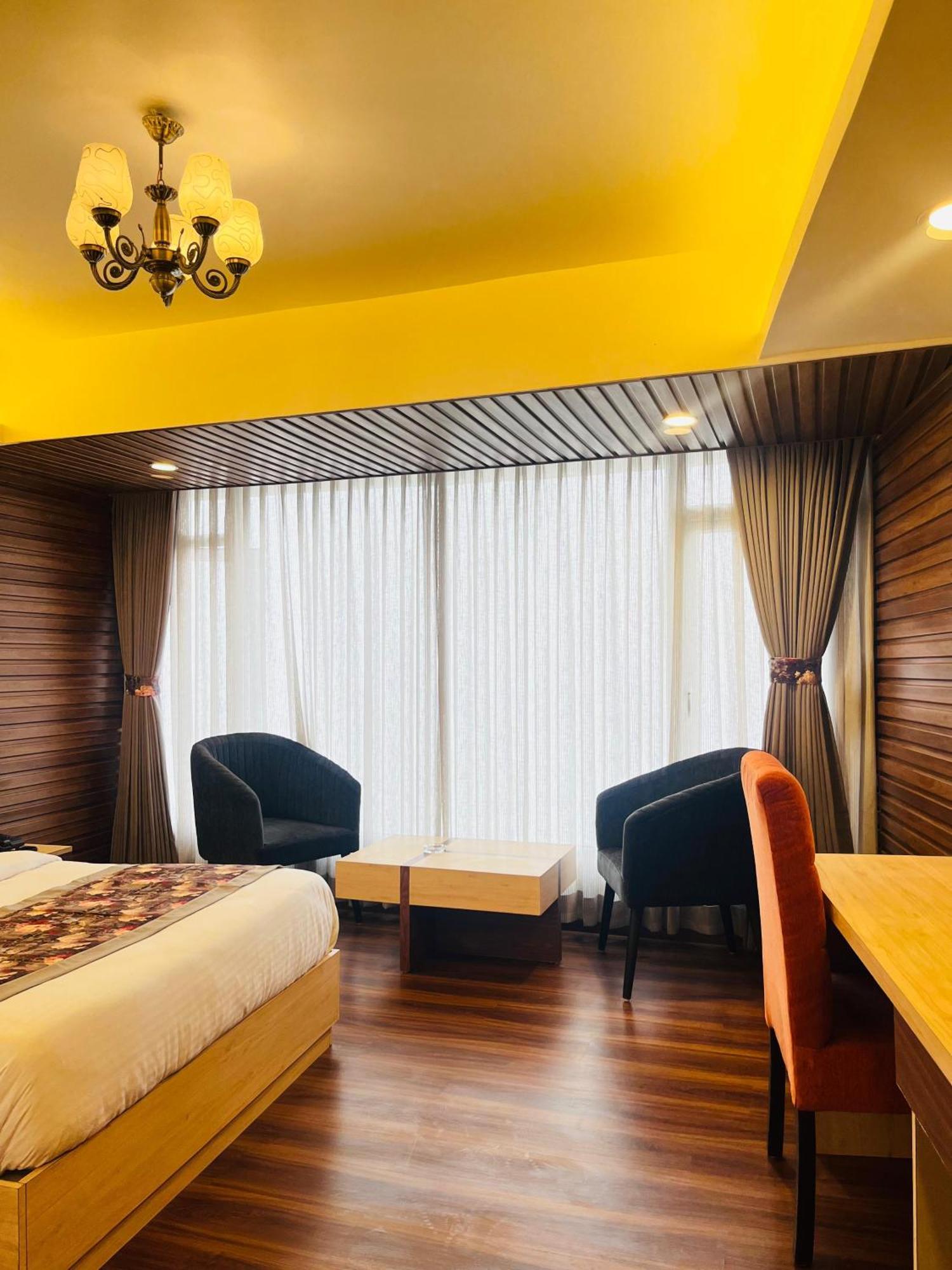 Luxury Stay At Hotel Broadway Boutique Mall Road Chowrasta Near Mahakal Temple ดาร์จีลิง ภายนอก รูปภาพ