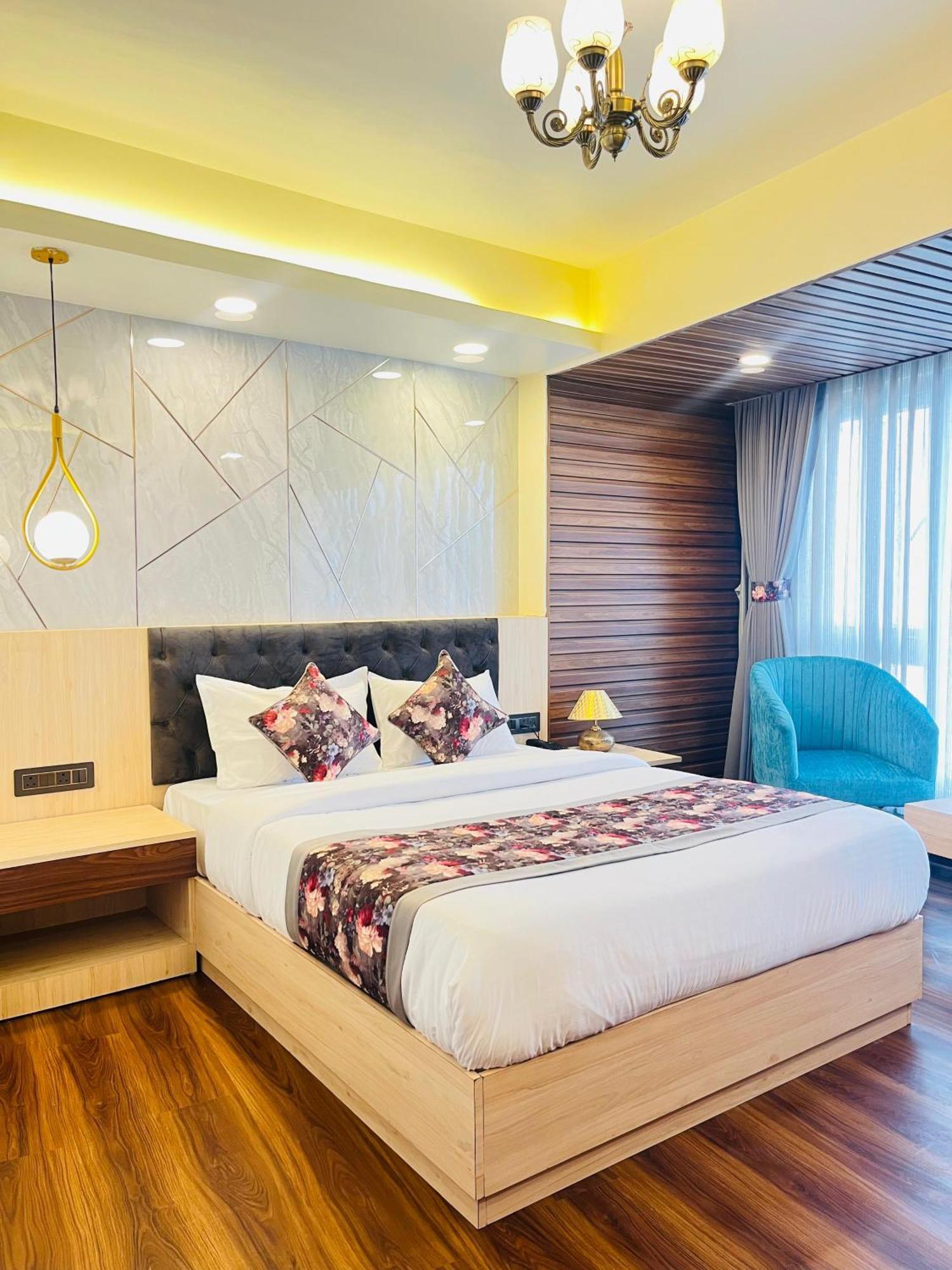 Luxury Stay At Hotel Broadway Boutique Mall Road Chowrasta Near Mahakal Temple ดาร์จีลิง ภายนอก รูปภาพ