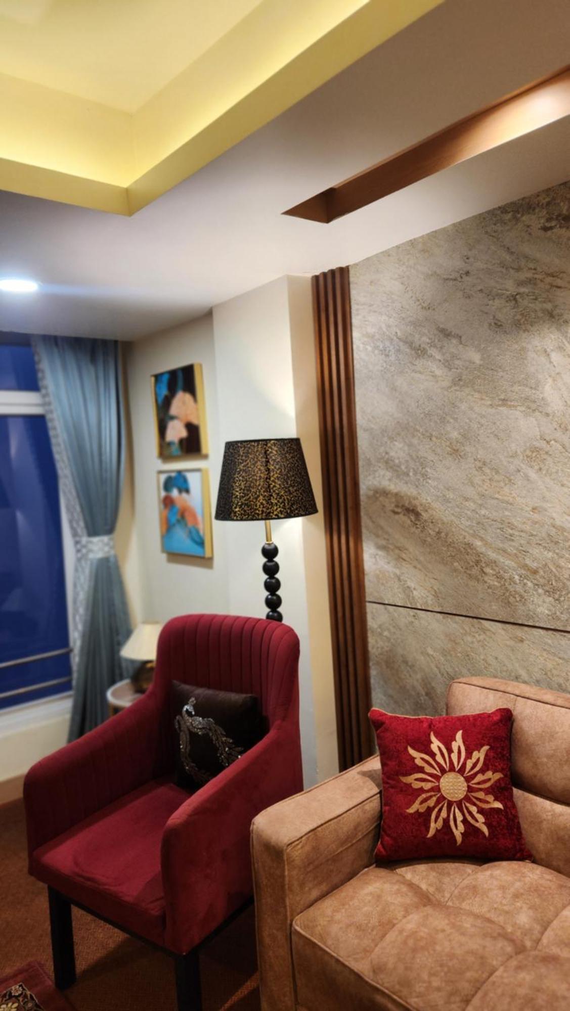 Luxury Stay At Hotel Broadway Boutique Mall Road Chowrasta Near Mahakal Temple ดาร์จีลิง ภายนอก รูปภาพ