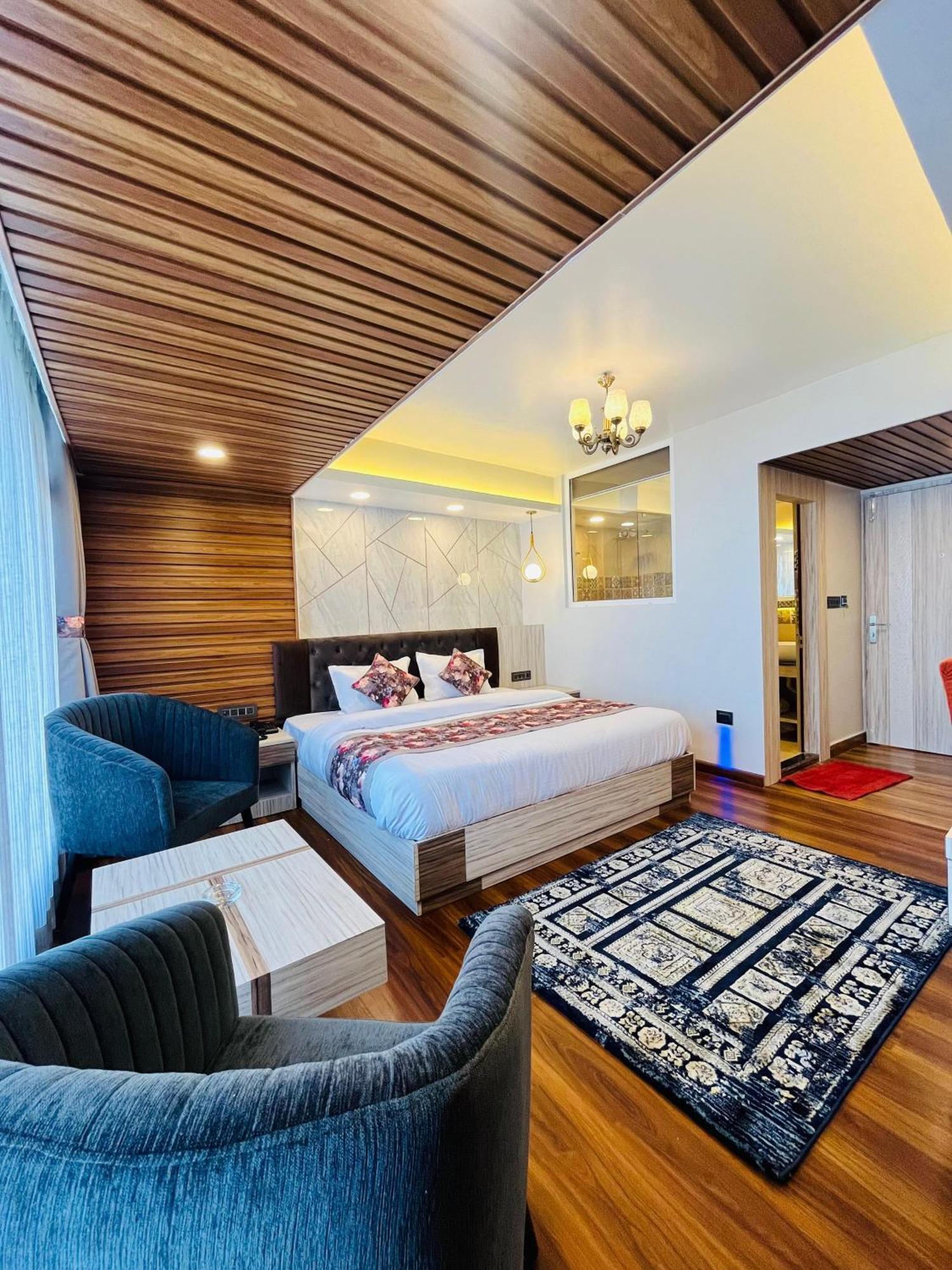 Luxury Stay At Hotel Broadway Boutique Mall Road Chowrasta Near Mahakal Temple ดาร์จีลิง ภายนอก รูปภาพ